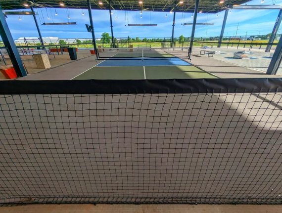 Court divider netting between pickleball courts